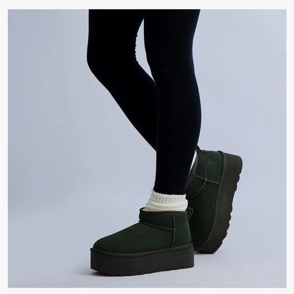 Cushionaire Shoes - Cushionaire Women’s Forest Green Suede/Sherpa Platform Boots - Size 9 - EUC!